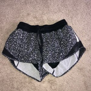 Lululemon Hotty Hot Size 4 Black and White